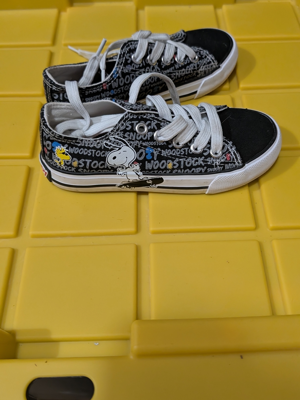 Kids Black Snoopy & Woodstock Graphic Low-Top Sneakers